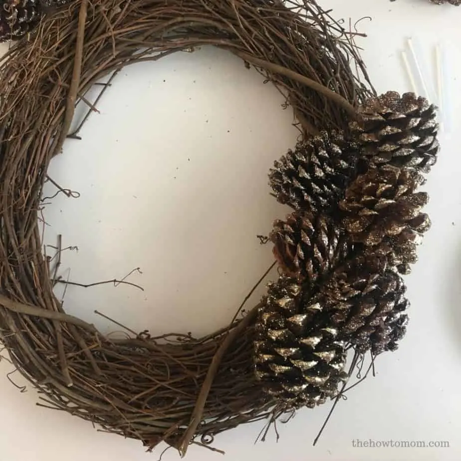 How to make a glittery pinecone wreath