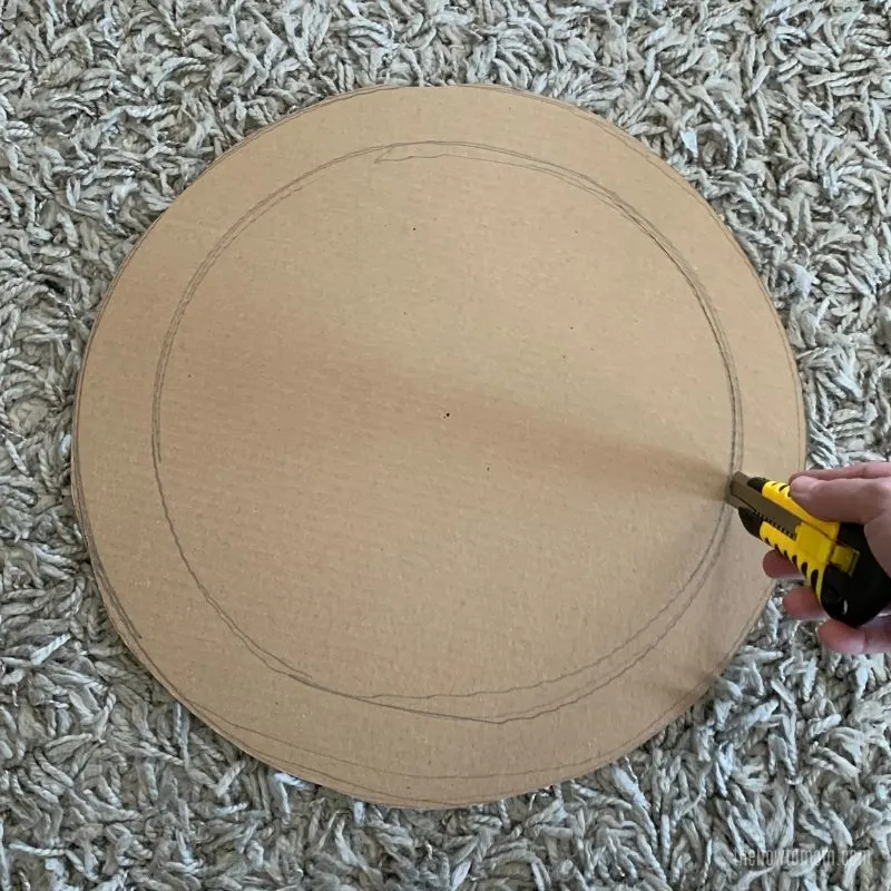 cut out a wreath circle with cardboard