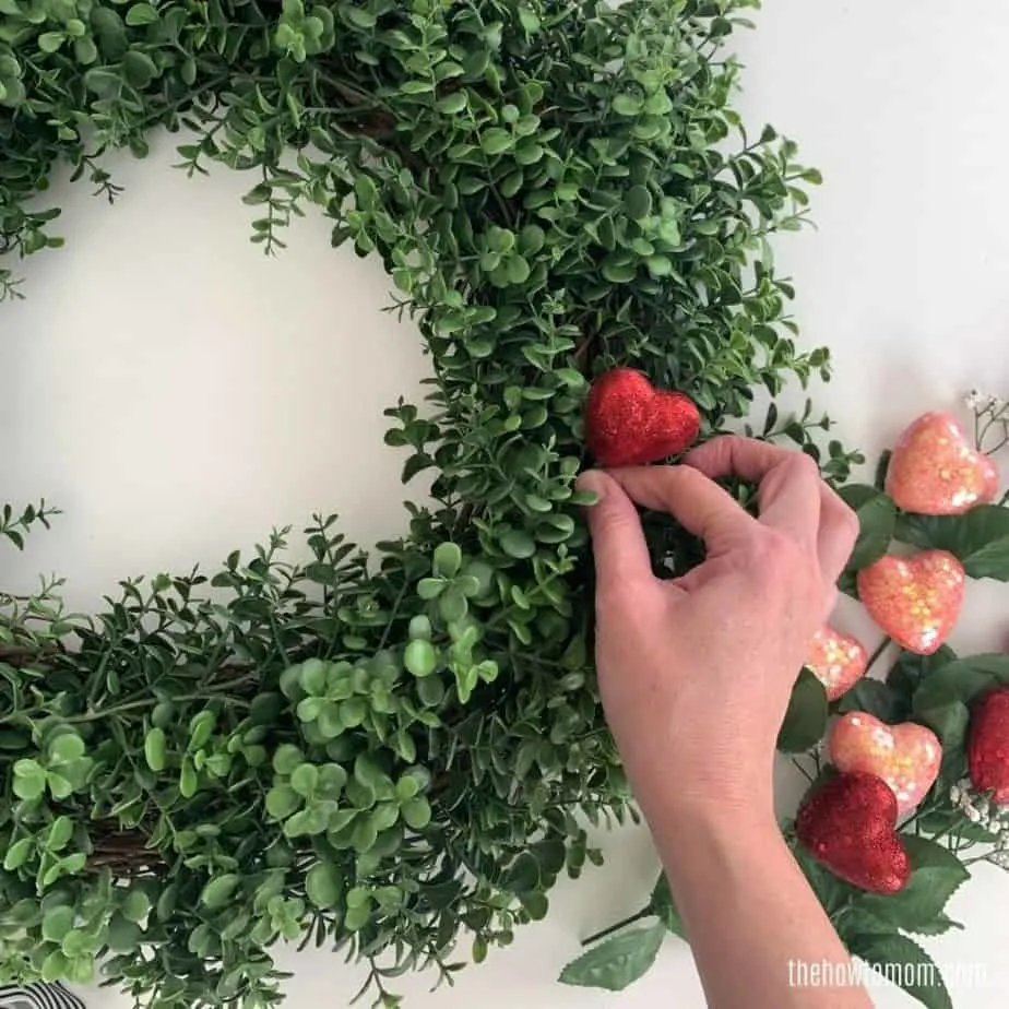 making a valentines day wreath with boxwood
