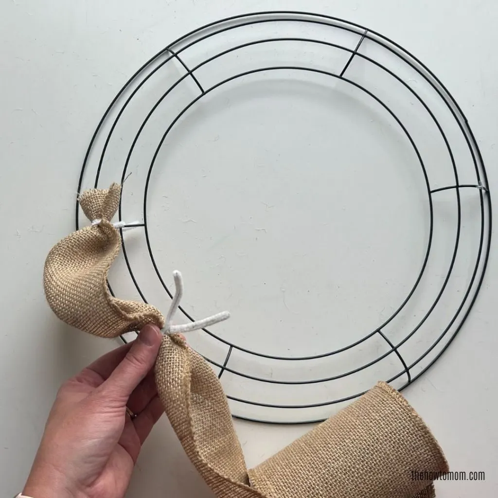 using pipe cleaners to make a burlap wreath