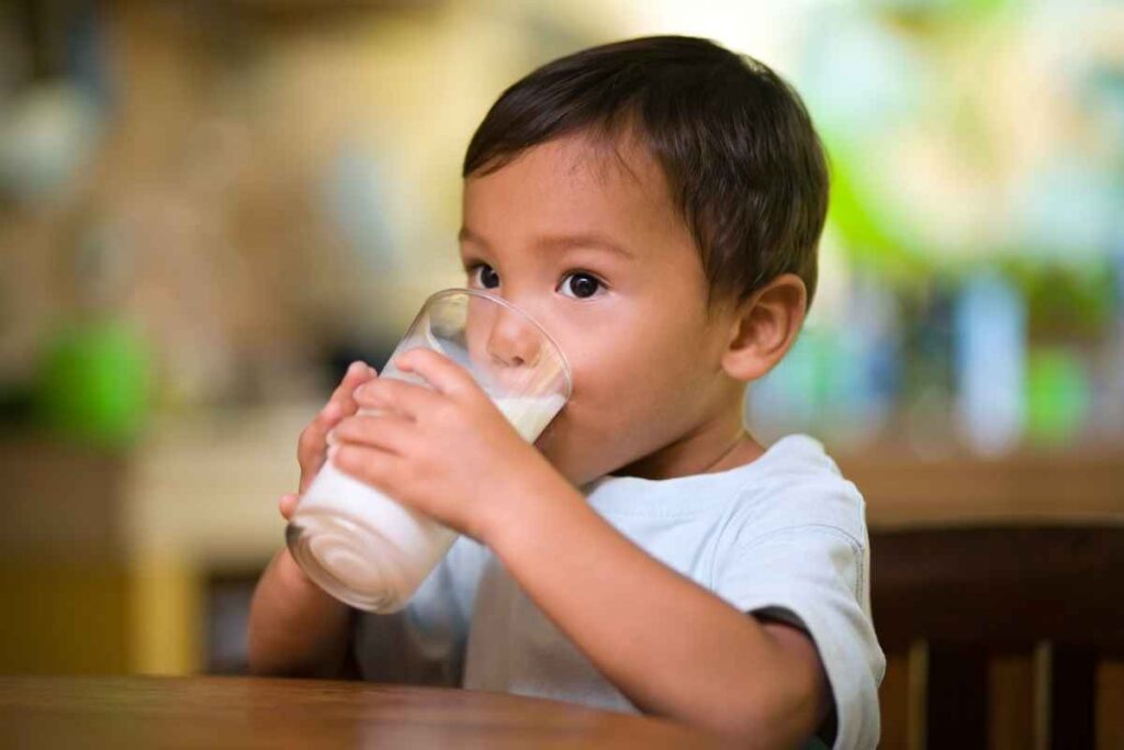 Should toddlers drink milk before breakfast?