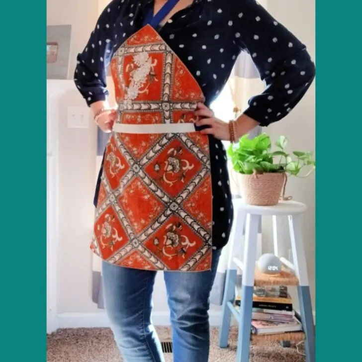 Create a no-sew apron using dinner napkins!